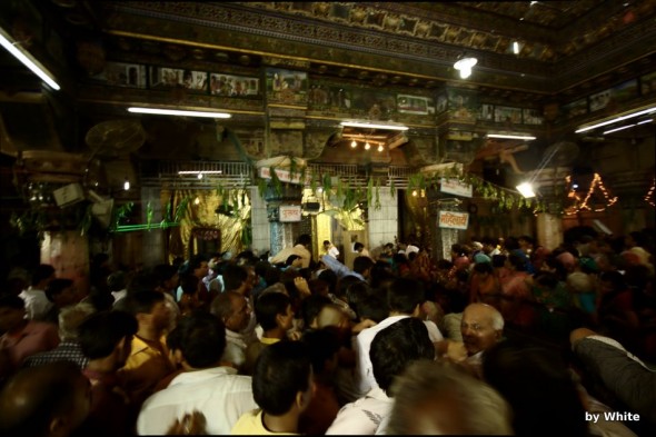 Wnętrze świątyni Dwarkahish w czasie Janmastami