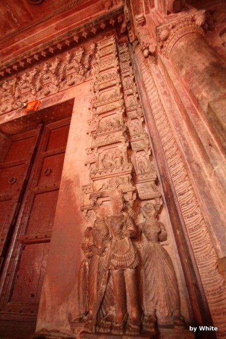 Govind Deo Temple - fragment outarza - głowy odłupane przez muzułmanów